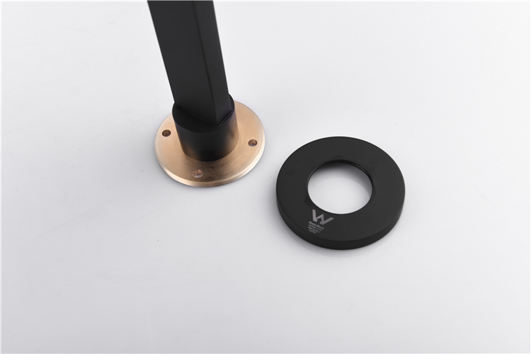 base flange of freestanding bathtub spout